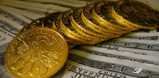 Золотые монеты крупным планом